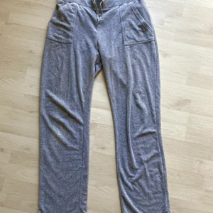 Juicy Couture  - Säljer mina Juicy Couture byxor i en grå färg. Storlek M och är lite stora på mig som vanligtvis bär storlek M. Super sköna, snygga, praktiska och använda ett par gånger. Fickor där bak!☺️