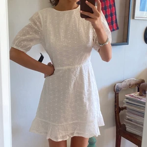 Vit klänning  - Säljer denna superfina klänningen. Helt oanvänd, endast testad & alla lappar sitter kvar. Perfekt till studenten eller skolavslutning! Jättefin cutout i ryggen. 