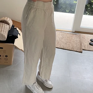 Linnebyxor - Superfina och sköna linnebyxor från H&M i storlek M 🌟 perfekta till sommaren, säljs för att de är för korta till mig som är 180😊 köparen står för frakten