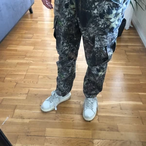 Virgil abloh inspirerade byxor - Säljer ett par ZARA byxor i camo                                         Storlek Eu 38                                                                   Är 182 cm och passar mig bra i längden
