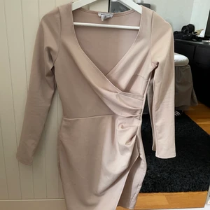 Klänning - Beige klänning från Nelly, storlek xs 