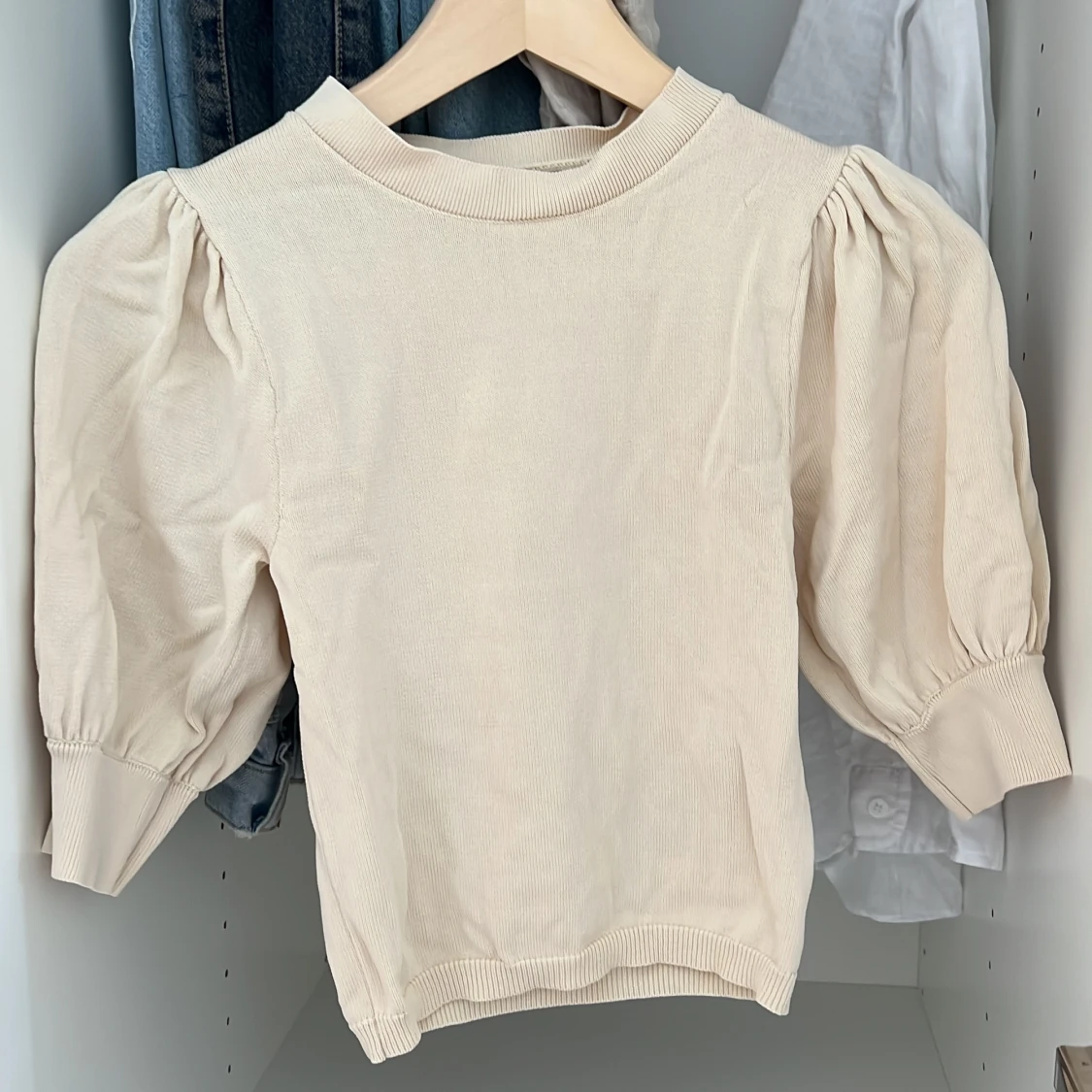 Fin tröja med ballong arm 