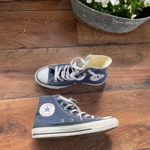 Marinblå converse - Marinblå converse som är sparsamt använda! Stl 37,5 men passar även 38. Köpta för 800💕 bud på 460kr