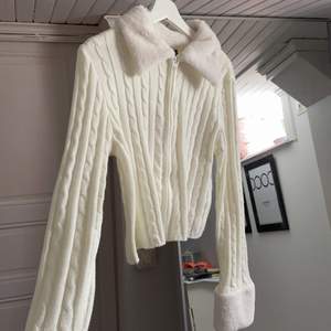 Supermjuk och skön tröja med fluffkrage och ärmar. Off white storlek M 30 kr + frakt! 🦋