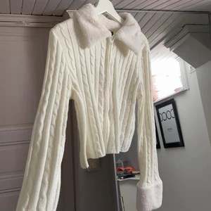 Myströja 💗 - Supermjuk och skön tröja med fluffkrage och ärmar. Off white storlek M 30 kr + frakt! 🦋