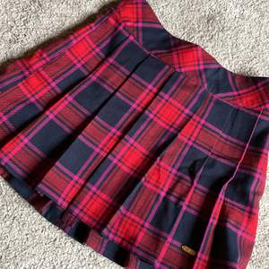 Rutig kjol från Hampton Republic. Använd ca 5 ggr. Mycket fint skick. Storlek 152⚡️