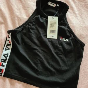 Fila croptop halterneck - Fila halterneck, kort längd. Storlek XS. Använd knappt en gång. Nypris 349.