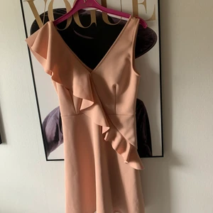 Klänning  - Använd bara 1 kväll 