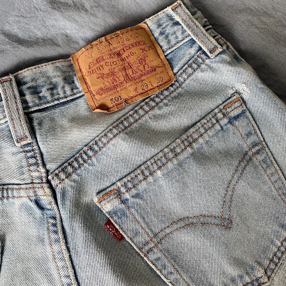 Ljusblåa jeans shorts från Levis. Köpta här på plick men passade tyvärr inte och säljer därför vidare❤️‍🔥❤️‍🔥💥💃🏼säljer ett par svarta också👌🏼. Shorts.