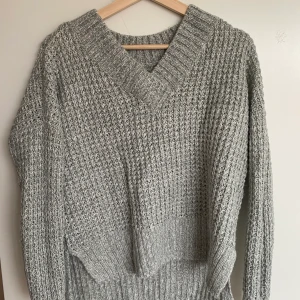 Grå tjocktröja  - Säljer en grå stickad tröja från Hollister. Ganska oversized på en XS. Loose fit. 