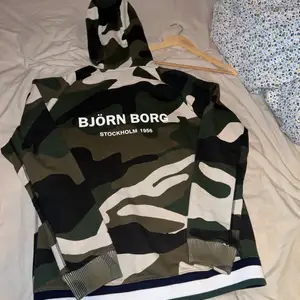 Björn Borg hoodie, aldrig använt den. Säljer den för 300 kr. Den är storlek XL men den passar mindre, som L