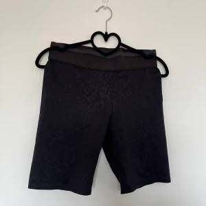 H&M cykelbyxor - Nyskick. Svart/leopardmönster 