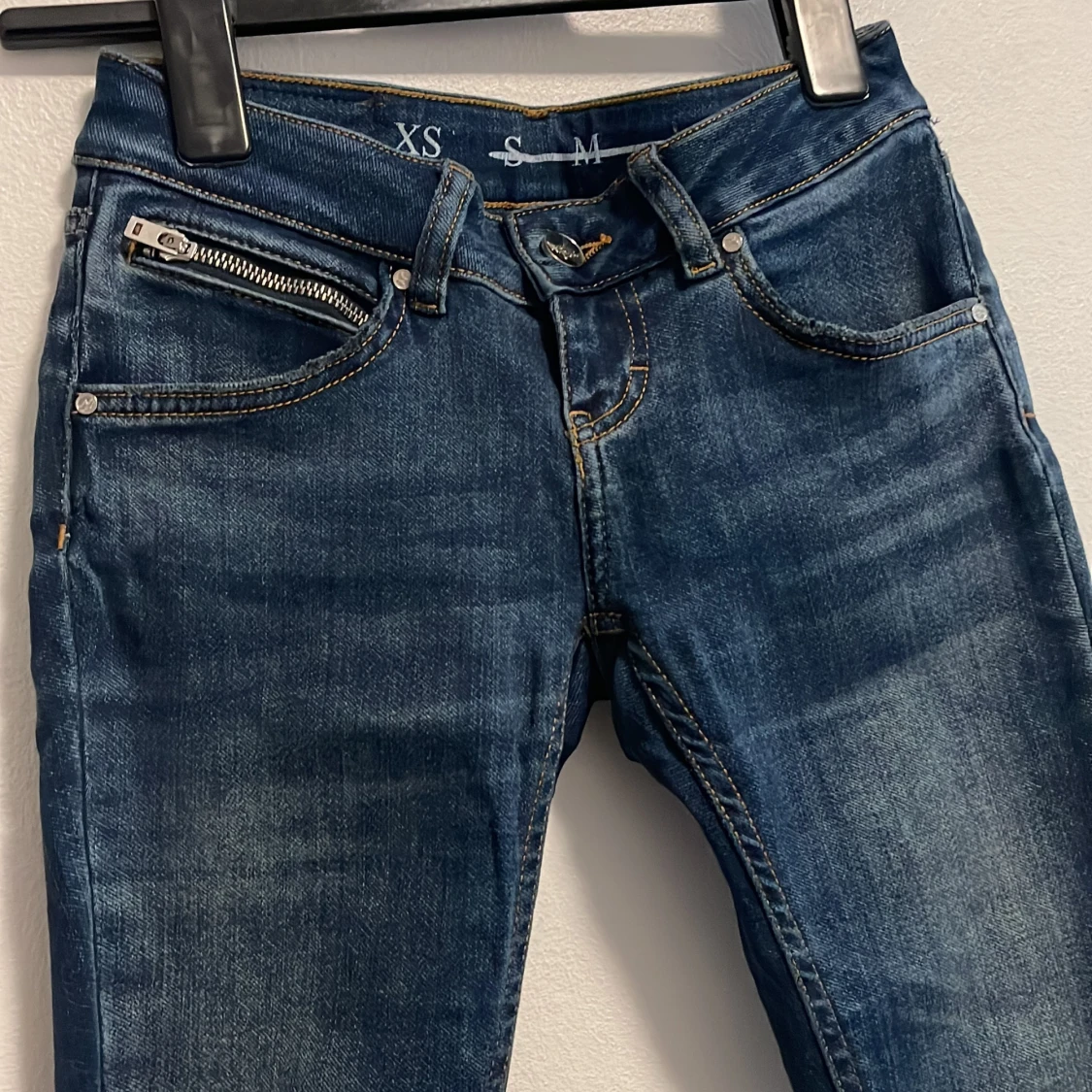 Bik Bok jeans i mörkblå färg.  - 91