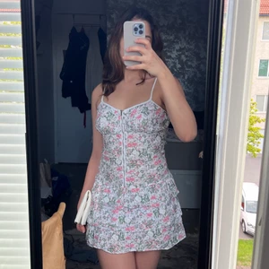 Klänning - Snygg sommarklänning. Har stretch i ryggen så sitter inte obekvämt alls. Frakt tillkommer🌸