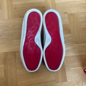 Christian Louboutin höga - Säljer nu mina loubs då dom inte faller mig i smaken längre! Rätt slitna men har liv kvar. Bud 3000 Bin 4000👊🏼💎 Box osv tillkommer, bjuder på frakten🚚