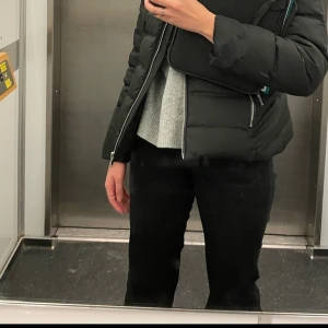 Wrangler jeans - Skönaste jeansen i strl s/m! Säljer dom för dom känns för korta för min sak! Går ner till hälen~ på mig som är 1,65cm lång och i helt oerfekt skick!!!❤️   NYTT PRIS:899kr (Jeansen är oxå stretchiga därför super sköna!)