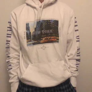 Vit hoodie med tryck - Vit hoodie med tryck, fram o bak. Använd men i fint skick