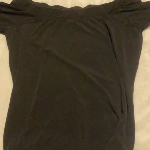 Tröja storlek xs  - En super fin tröja med lite off shoulder, knappast använd, kan skicka fler bilder vid intresse 