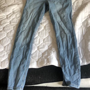 Blåa jeans - Fina blåa jeans i storlek small. Den är i bra skick! Den är köpt ifrån lager 157.