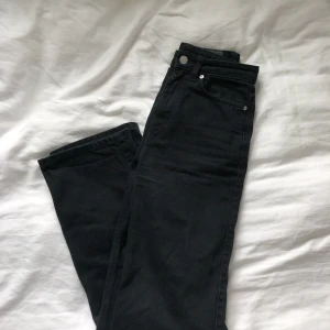 Weekday jeans row  - Endast använda fåtal gånger därefter fått en fin plats i garderoben. Nu ska de få ett nytt hem. Svarta raka jeans i storlek 25/30🌼
