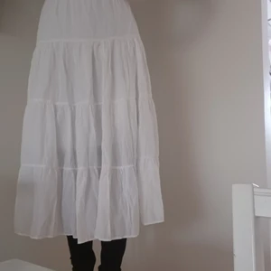 En vit "fairy" kjol - 1. Den vita kjolen är från aliexpress materialen är nog polyester . Den har använts 2 ggr och är i bra skick. Den är I stl S .  2.Den andra kjolen är en grå kjol från ginatricot , det är en tajt maxi kjol som är ganska tunn men ej genomskinlig. Den är I stl xs men mer som en S , den kan passa M om man söker tajt lång kjol.