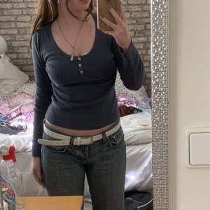 Tröja, brandy Melville  - En jättesöt tröja från brandy Melville i en mörkblå färg med söta knappar. Jätte fin när man har en liten spets topp under som syns💕 Storlek S, pris 90kr + 51kr frakt💕