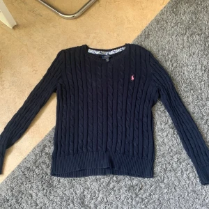 Ralph Lauren stickad tröja - Säljer nu min super fina stickade mörk blåa Ralph Lauren tröja som är köpt ifrån Kids brandstore för ungefär 1000 kronor. Tröjan är i jätte bra skick men säljer den för att den tyväär inte kommer till användning längre💘 Tröjan är i storlek L (12-14 år) men skulle säga att den passar XS-S och M. För mer bilder eller information kom privat. Sista bilden är lånad <3