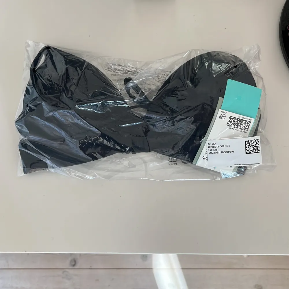 Säljer en svart bikinitopp i storlek 36 från HM i oöppnad förpackning då jag ångrat mig och sedan glömt returnera. Mitt pris. 150kr (h&m pris: 199kr). Övrigt.