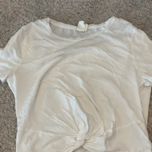 ‼️vit t-shirt med en Knut‼️ - 😃säljer denna vita t-shirten med Knut från hm köpte den förra sommaren säljer den då den inte andväns längre😃