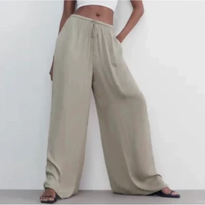 Zara byxor - Säljer dessa otroligt sköna beiga linnebyxor från zara i stl xs, men skulle säga att dom passar s och kanske en m.  Köparen står för frakten🤍