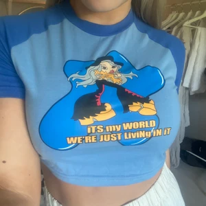 Croptop - En super cool blå croptop, älskar trycket men tyvärr lite för liten för mig. 50kr