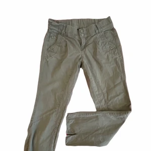 Cargopants  - Gröna cargopants köpta secondhand! Från Kappahl i storlek 36 men passar nog bäst på någon med XXS/XS. Säljer då dom är för tighta på mig som vanligtvis har S/M :) pris går att diskutera😌