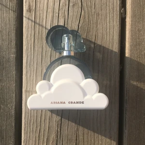 Ariana Grande, Cloud parfym 50 ml - Parfymen har en supergod doft av vanilj, päron och lavendel💕💕Anledningen till att jag säljer denna parfymen är för att det är en dubblett jag fick💜⚡️☁️  OBS: Skriv gärna till mig innan ni trycker på KÖP NU🌸