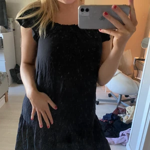 Svart sommarklänning - En svart sommarklänning i runt material, passar perfekt att dra över bikinin och ha till stranden i sommar. Går till över knäna och har vollanger. I storlek S men passar lika bra på någon som har M.💕
