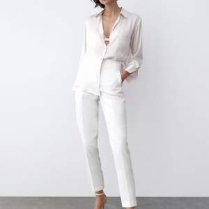 Vita kostymbyxor från Zara. Köpta second hand och aldrig använda av mig för de passade inte. Skriv vid frågor💛