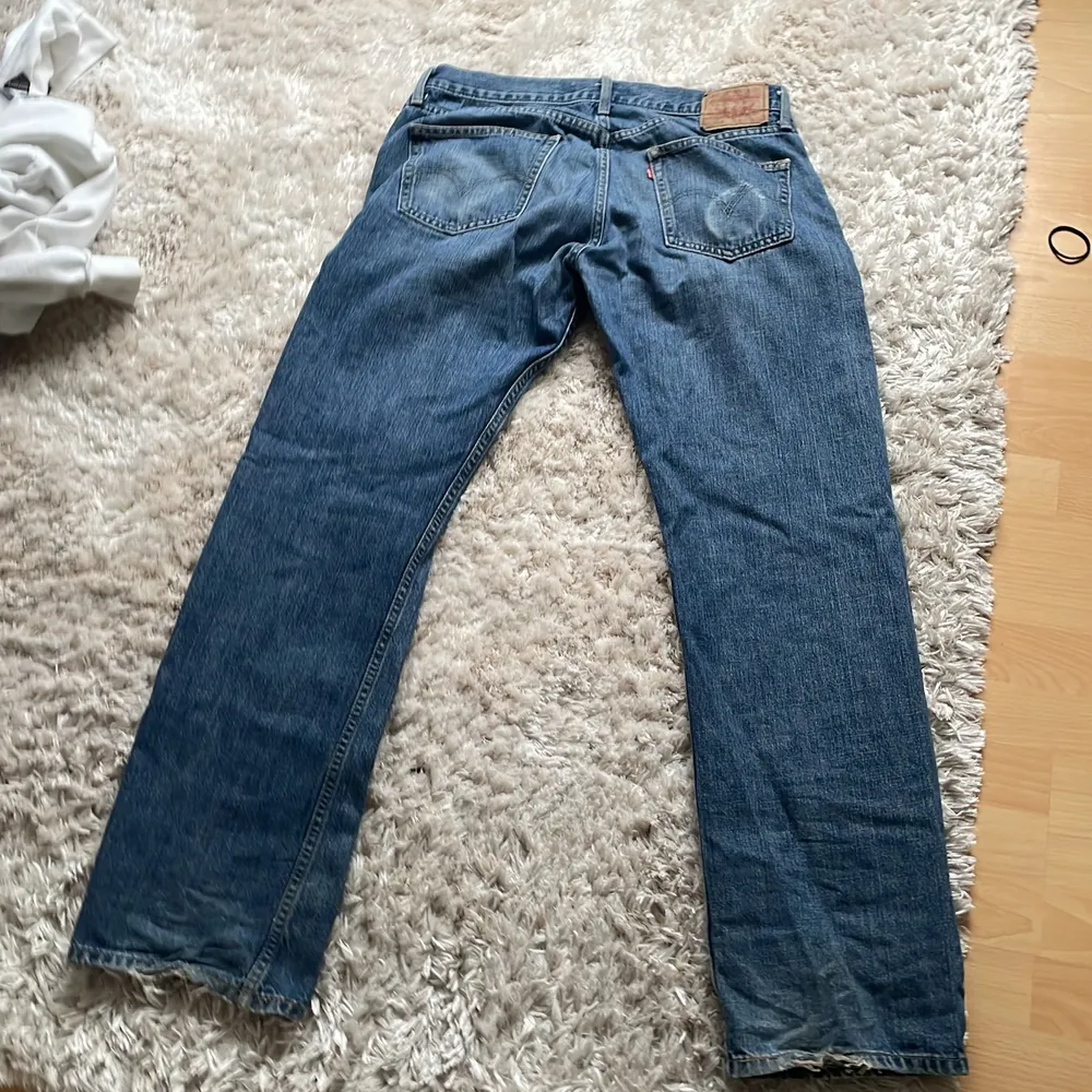 Levis jeans säljs i storleken 36/34. Byxorna är i bra skick och sitter baggy. . Jeans & Byxor.