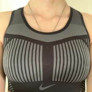 Nike sport bh storlek S - Nike sport bh i storlek S men skulle säga att den passar mer XS. Endast använt några gånger. Väldigt bekväm sport bh❤️ Jag har klippt bort lapparna som sitter på insidan men inget som syns när man har på sig den❤️
