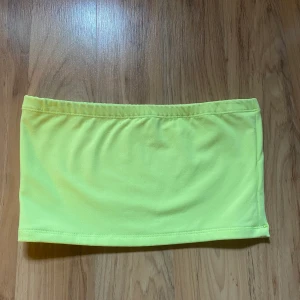 Gul top  - Säljer denna neongula top ifrån Stay för storlek M för 50kr