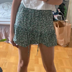 Zara kjol - En skit snygg kjol från Zara. Är använd ganska mycket men har inga skador! Är exakt som ny!😱 Kjolen har ett par inbyggda shorts som gör att man inte kan se sina underkläder.💕 KÖPAREN STÅR FÖR FRAKT 📦 