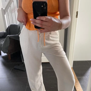 Linnebyxor - Säljer mina fina beiga linnebyxor i storlek 36 från Nelly pga att jag inte använder dem längre! Nypris 699kr