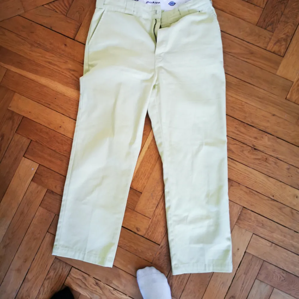 Snygga byxor från Dickies. Knappt använda, grön/gula. Jeans & Byxor.