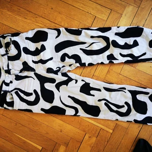 Coola byxor  - Från monki, rätt slutsålda. Jag är vanligtvis en storlek 44 men dessa var små i storlekarna så de är storlek 46