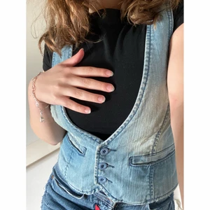 Kappahl - En jätte fin washed out jeansväst. Går bra att ha utan och med något under. Har en justering där bak för att få fram midjan om man vill det!