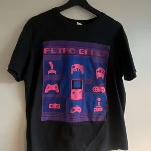 snygg gaming tröja med tryck - säljer gaming tröja inköpt vid gamestop bra material snygg tröja o knappt använd. köpare står för frakt billigare vid snabb affär