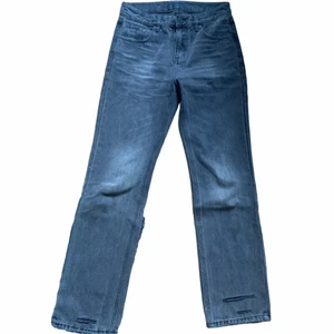 Svart gråa vintage Jeans - Säljer mina favoritjeans då de är för små för mig tyvärr. Storlek är 29-31 ungefär