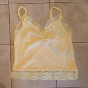 Gul topp - Jättesöt gul crop top med spets som inte riktigt är min stil. Står XXS men passar mig som vanligtvis har M/S också. (Den är inte från Shein!!!)