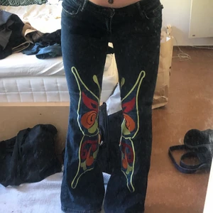 Fjärilsjeans bootcut - Mer info finns i tidigare annons på min profil! Ett par riktiga favvojeans som blivit lite för små, är ca 167 o brukar ha typ w28 