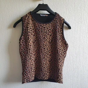 Hög skuren söt topp I leopardmönster - Kort liten topp, djurmönster kort skuren och har nästan en båt krage. Str M