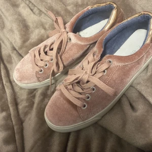 Skor - Super fina låga skor i rosa sammet med roseguld detalj, strl 36.. aldrig använda då dem är för små för mig