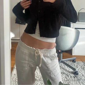 Roxy linnebyxor  - Eftertraktade linnebyxor i storlek s! Bra i längd på mig 178💫 med tanke på populariteten så säljs dom till bästa bud, men startpris på 350kr. Köpta för (599)